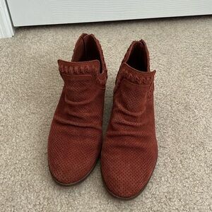 Vince Camuto ladies size 8‎ 1/2 suede booties